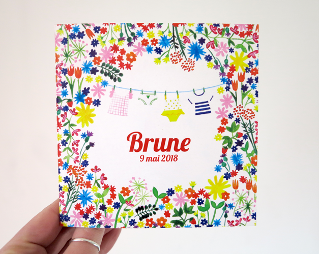Faire-part de naissance dessiné à Paris, avec fleurs à l'aquarelle et layette sur fil à linge
