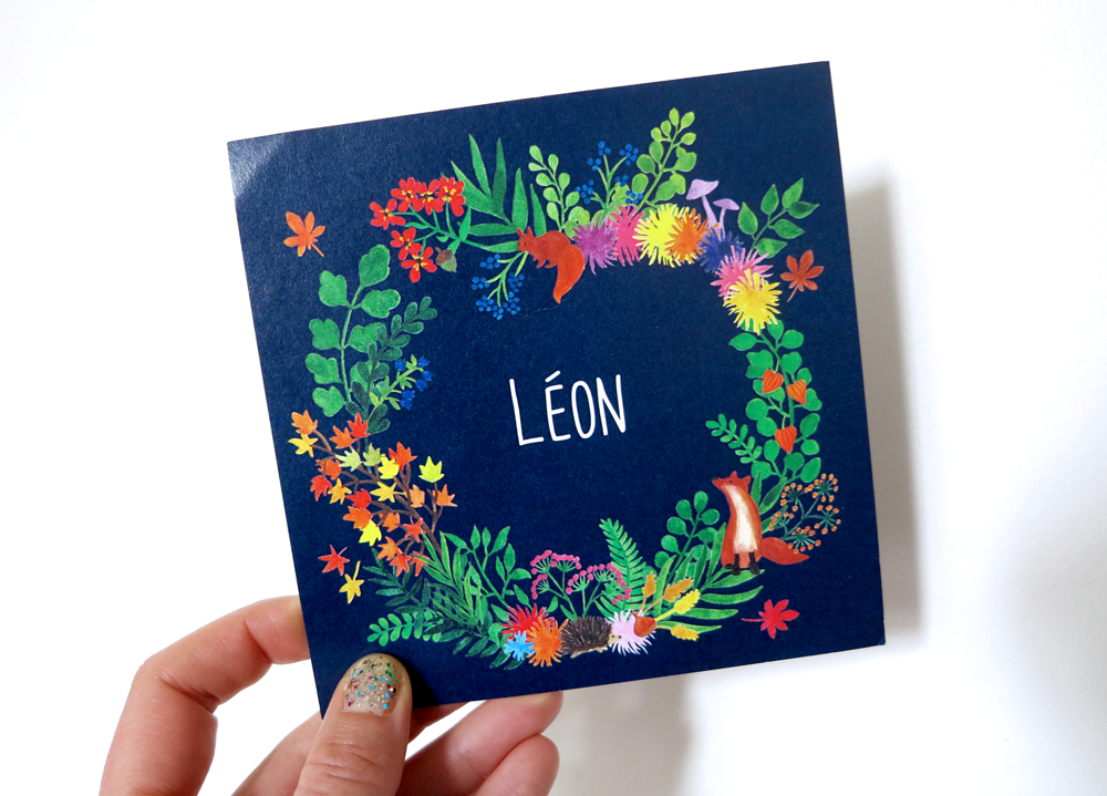 Faire-part de naissance dessiné à Paris, avec fleurs et feuillages de l'automne, renard, hérissons et écureuil