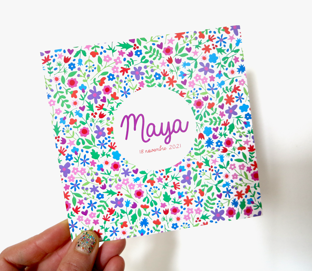Faire-part de naissance dessiné à Paris, avec fleurs naives dans un semis style liberty