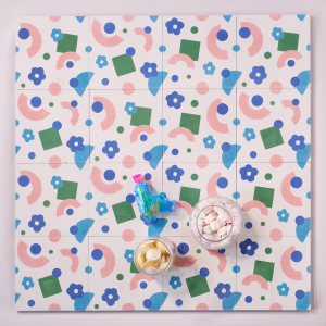 Collection de carreaux de ciment aux motifs géométriques et couleurs fraiches par Oyeah Studio, fabriqués en France par César Bazaar