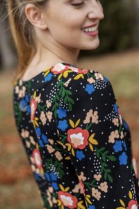 Motif Tucumcari par OYeah Studio, avec grosses fleurs, branchettes et pois choisi par Ma Petite Mercerie pour leur box couture