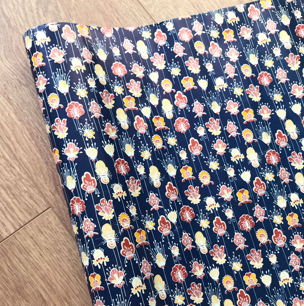 Papier cadeau au motif fleurs psychédéliques par Marion Rousseau