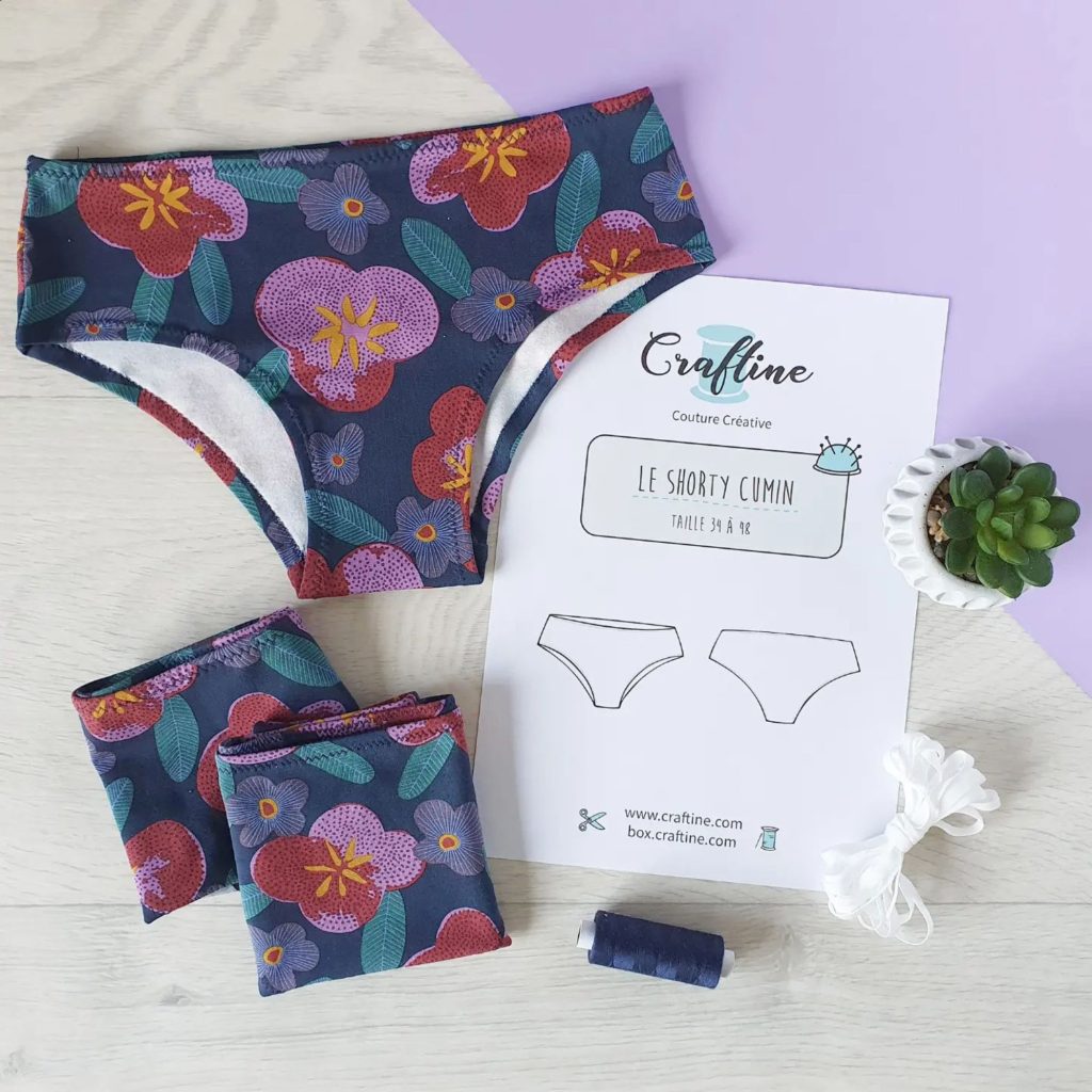 Motif à grosses fleurs rose, rouge et violettes pour Craftine, par OYeah Studio