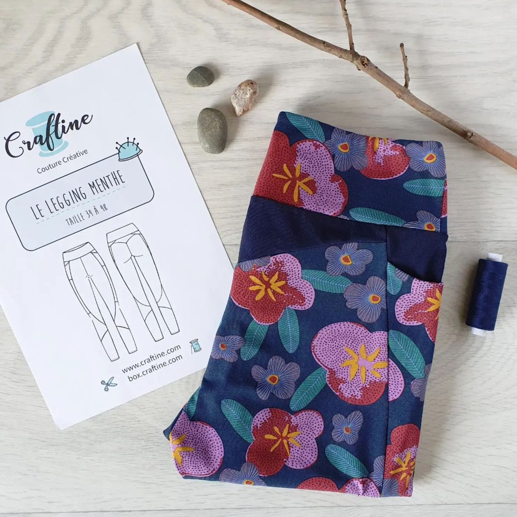 Motif à grosses fleurs rose, rouge et violettes pour Craftine, par OYeah Studio