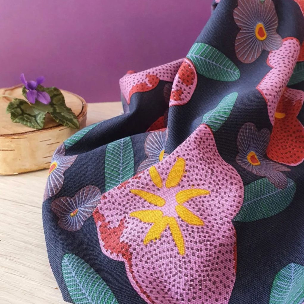 Motif à grosses fleurs rose, rouge et violettes pour Craftine, par OYeah Studio