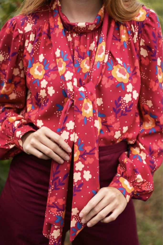 Motif Tucumcari, avec grosses fleurs, branchettes et pois choisi par Ma Petite Mercerie pour leur box couture