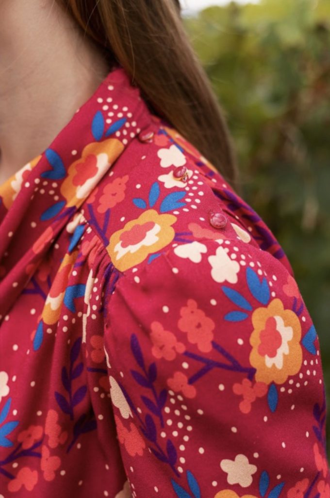 Motif Tucumcari, avec grosses fleurs, branchettes et pois choisi par Ma Petite Mercerie pour leur box couture
