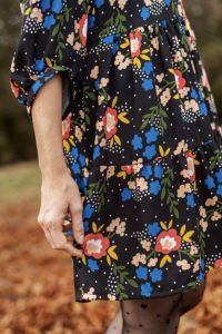 Motif Tucumcari par OYeah Studio, avec grosses fleurs, branchettes et pois choisi par Ma Petite Mercerie pour leur box couture