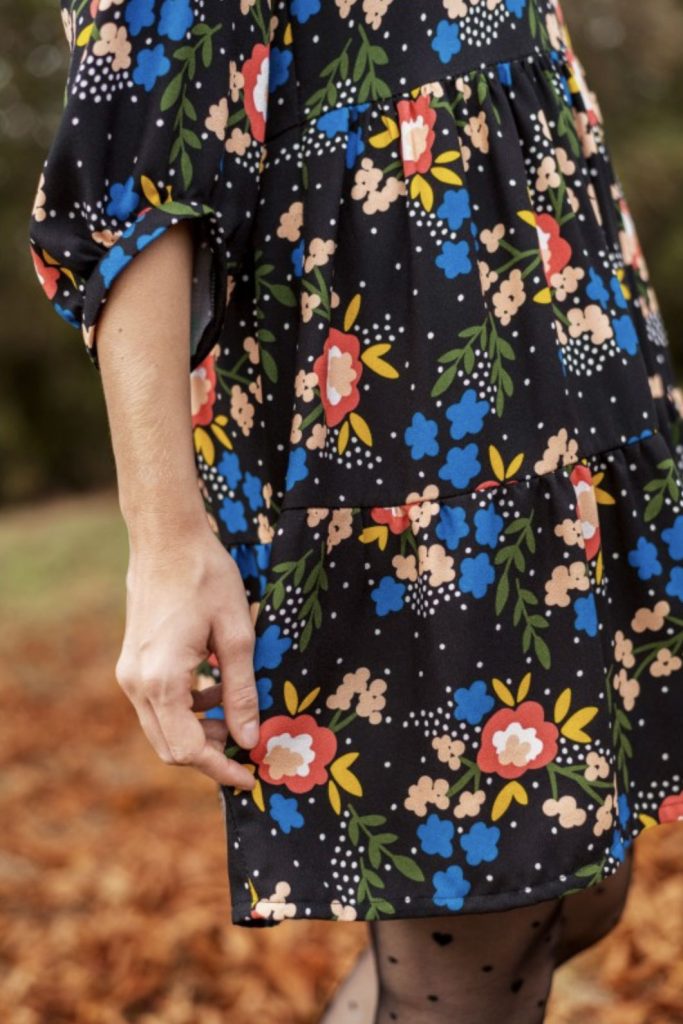 Motif Tucumcari, avec grosses fleurs, branchettes et pois choisi par Ma Petite Mercerie pour leur box couture