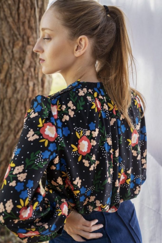 Motif Tucumcari, avec grosses fleurs, branchettes et pois choisi par Ma Petite Mercerie pour leur box couture