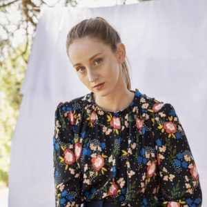 Motif Tucumcari par OYeah Studio, avec grosses fleurs, branchettes et pois choisi par Ma Petite Mercerie pour leur box couture