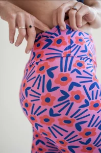 OYeah pour Yellow Meadow. Motif Alice avec fleurs rose, bleues et rouges en papier découpé pour une ligne de vêtements d'intérieur et de yoga pour femmes.