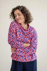 OYeah pour Yellow Meadow. Motif Alice avec fleurs rose, bleues et rouges en papier découpé pour un sweat en bambou tout doux