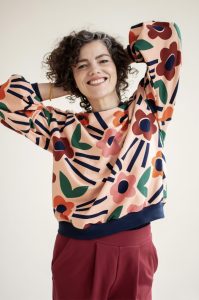 OYeah pour Yellow Meadow. Motif Alice avec fleurs rose, rouges et orange en papier découpé pour un sweat tout doux