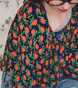 Motif Shaoyao par OYeah Studio/Marion Rousseau, choisi par Cousette pour une magnifique viscose imprimée de fleurs (pivoines ou nénuphars) aux couleurs éclatantes et contrastées