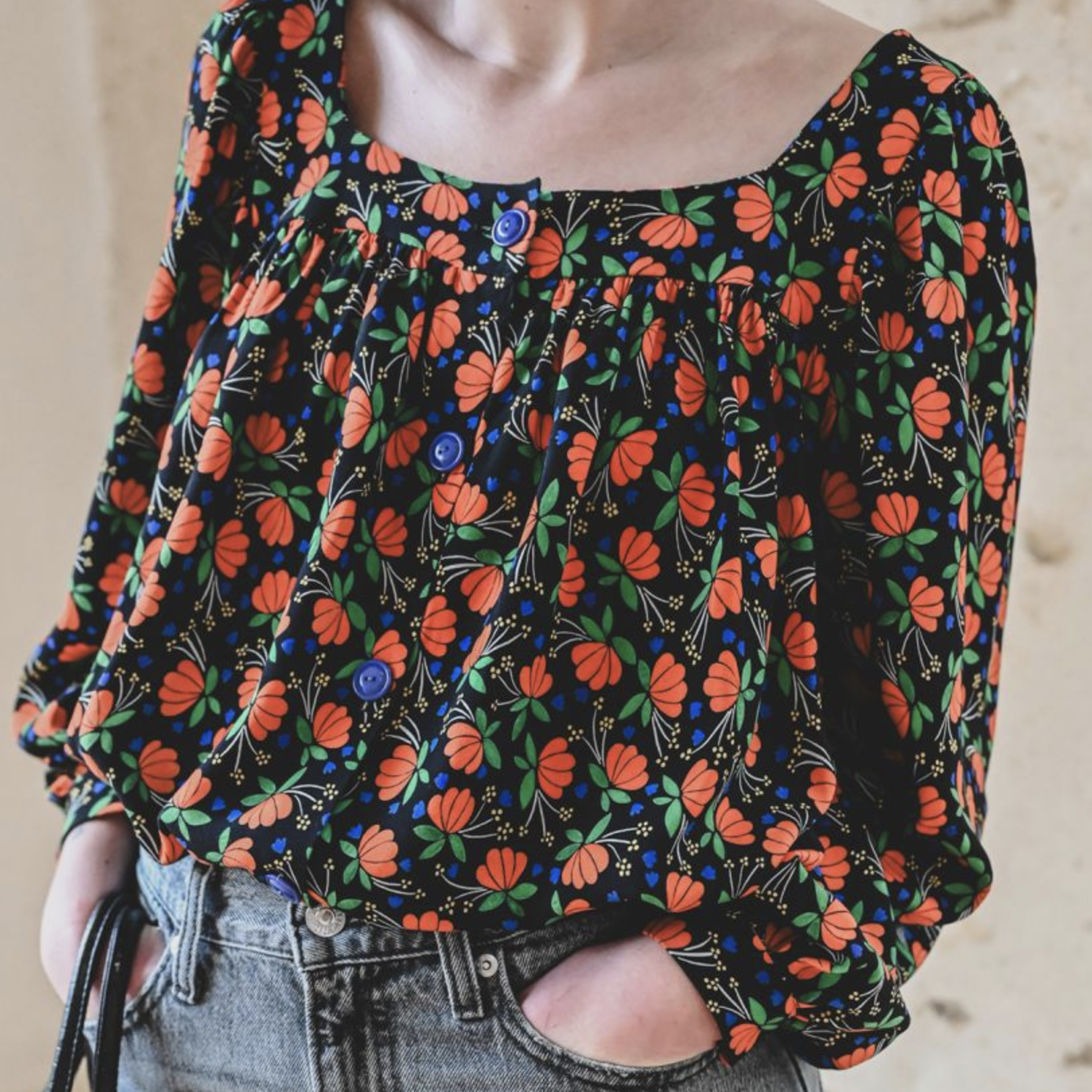 Motif Shaoyao par OYeah Studio/Marion Rousseau, choisi par Cousette pour une magnifique viscose imprimée de fleurs (pivoines ou nénuphars) aux couleurs éclatantes et contrastées