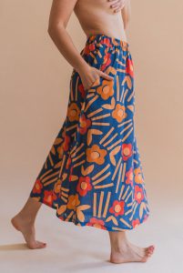 OYeah pour Yellow Meadow. Motif Alice avec fleurs rouges vermillon et orange en papier découpé pour une collection tout en lin, légère et acidulée comme l'été!