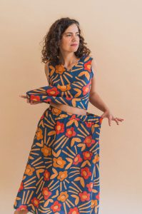 OYeah pour Yellow Meadow. Motif Alice avec fleurs rouges vermillon et orange en papier découpé pour une collection tout en lin, légère et acidulée comme l'été!