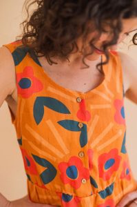 OYeah pour Yellow Meadow. Motif Alice avec fleurs rouges en papier découpé sur fond orangé pour une collection tout en lin, légère et acidulée comme l'été!